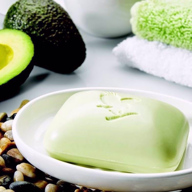 AVOKADO FACE & BODY SOAP indeholder hudplejende avocadosmør. 